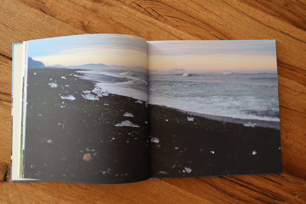 Fotobuch Doppelseite mit Panorama schwarzer Strand