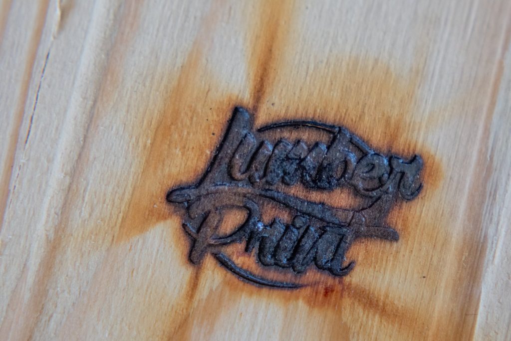Brandstempel Lumberprint auf Holz