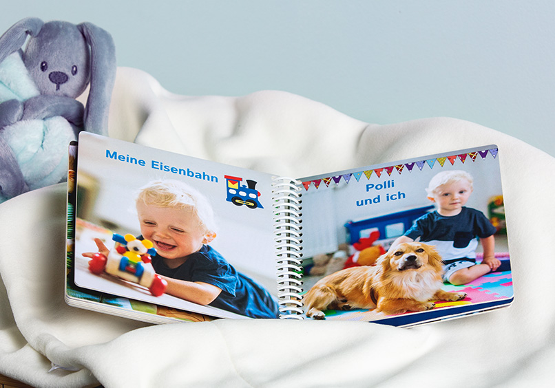 Kinder-Bilderbuch auf einer Decke