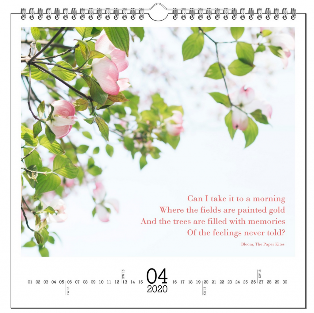April-Seite eines Kalenders mit einem Foto von Frühlingsblüten und einem Textausschnitt aus einem Lied
