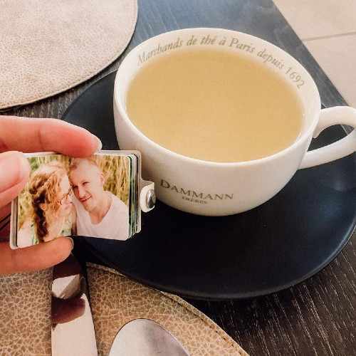 ein Mini-Fotobuch vor einer Teetasse